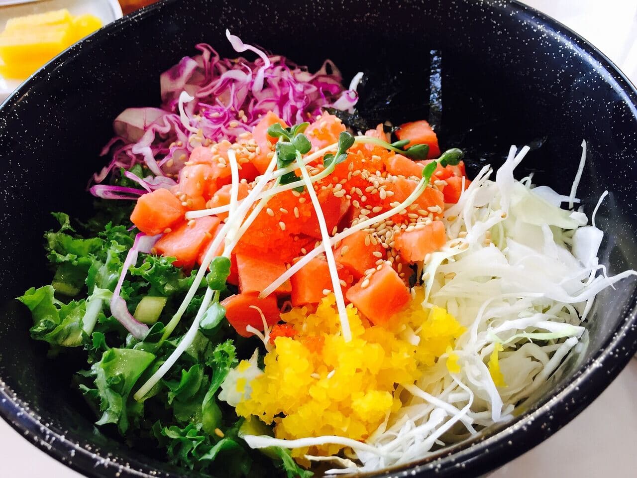 Poke bowl med lax, grönsaker och ris