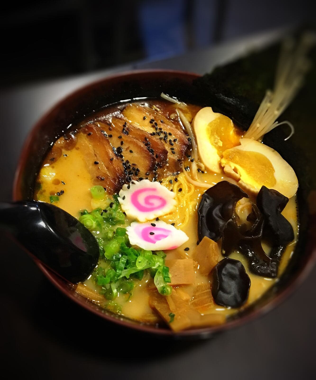 Skål med ramen, ägg och svamp